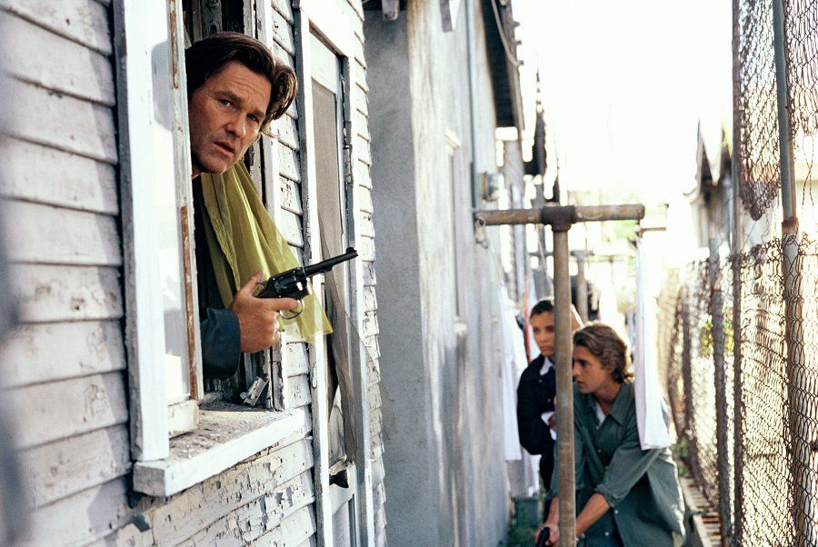 Detective Eldon Perry (Kurt Russell) leads Beth Williamson (Michael Michele, center) and Bobby Keough (Scott Speedman, right) in searching for a suspect